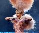 ... Catégorie qui se poursuit dans le thème plumage avec la somptueuse parure de Kylie Minogue pour son Showgirl Homecoming Tour , à Sydney