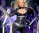 Dans un tout autre genre, Britney Spears fait une entrée remarquée au tableau des nominations pour son habit de superwoman arboré à Paris en 2004.