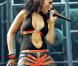 Et elle est nominée une deuxième fois pour cette superbe tenue... échancrée et très inventive portée lors de sa tournée aux Etats-Unis en 2003. On ne s'en lasse pas !