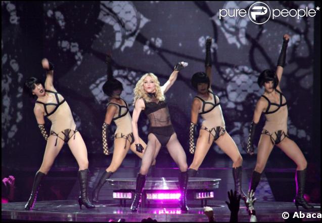 Vient ensuite nominée deux fois la Queen of Pop, Madonna, d'abord pour cette chorégraphie très légèrement vêtue à New-York, en 2008...