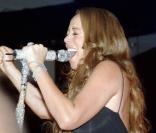 Nouvelle catégorie, nouvelles nominées : voici maintenant les meilleures performances vocales ! Et la première nominée est... l'inévitable Mariah Carey !