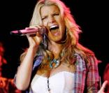La troisème nominée est Jessica Simpson, en plein effort lors d'un concert en Californie en 2008.