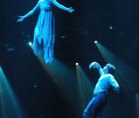 Et on retrouve Céline Dion pour cette cascade très risquée, suspendue dans les airs pour la première de son show à Las Vegas en 2003 !