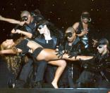 Et un magnifique porte-retourné pour Mariah Carey qui donne tout entre les mains de ses danseurs masqués et musclés à New-York !
