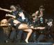 Et un magnifique porte-retourné pour Mariah Carey qui donne tout entre les mains de ses danseurs masqués et musclés à New-York !