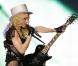 On ne pouvait pas ignorer la somptueuse performance de Madonna en compagnie de sa guitare à Los Angeles en 2008... Peu de chanteuses peuvent se vanter d'être capables d'un tel duo artiste/instrument !