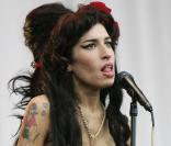 Enfin, on ne pouvait clôturer ces nominations des meilleures performances sur scène sans Amy Winehouse, qui offre à chacun de ses concerts un spectacle inoubliable au public, à base de strip-teases...