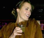 Yasmin Le Bon boit un verre et met le feu ! 