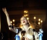 Evita (1996) : Dans le biopic de cette first lady d'Argentine, Madonna a changé 85 fois de tenue, plus que Elizabeth Taylor dans Cléopâtre. Elle a aussi porté 39 chapeaux, 45 paires de chaussures et 56 paires de boucles d'oreilles.