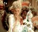 Marie-Antoinette (2006) : Pour son deuxième film avec la réalisatrice Sofia Coppola après Virgin Suicides, Kirsten Dunst a eu le privilège princier de jouer certaines scènes dans la galerie des Glaces du Château de Versailles encore en rénovation.