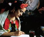 Frida (2002) : Salma Hayek n'a pas fait que se laisser pousser un mono-sourcil pour le film, elle a aussi réalisé certaines des peintures vues dans le biopic de l'artiste mexicaine Frida Kahlo.