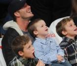 David Beckham et ses enfants Romeo Brooklyn et Cruz lors d'un match des Lakers en novembre dernier à Los Angeles