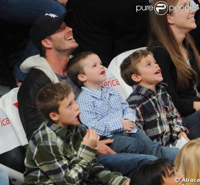David Beckham et ses enfants Romeo Brooklyn et Cruz lors d'un match des Lakers en novembre dernier à Los Angeles