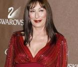 Anjelica Huston a posé pour Annie Leibovitz et Badgley Mischka