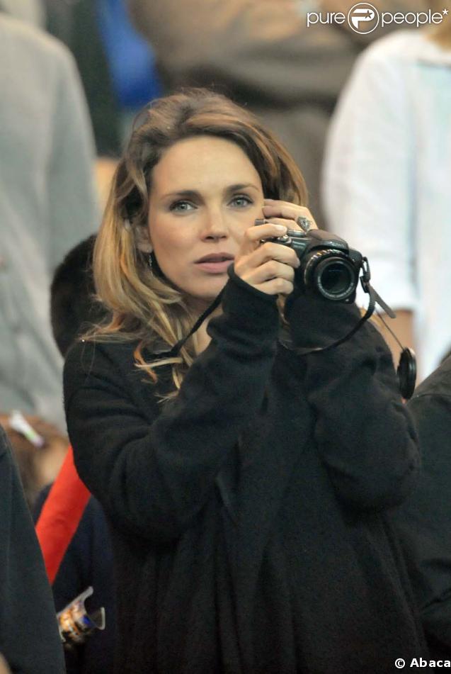 Claire Keim, sublime et très fan de son mari, lors d'un exhibition au stade de France.  