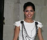 Freida Pinto au défilé Chanel prêt-à-porter automne-hiver 2009/2010 au Grand Palais à Paris, le 10 mars 2009.