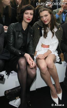 Milla Jovovich et Anna Mouglalis au défilé Chanel prêt-à-porter automne-hiver 2009/2010 au Grand Palais à Paris, le 10 mars 2009.
