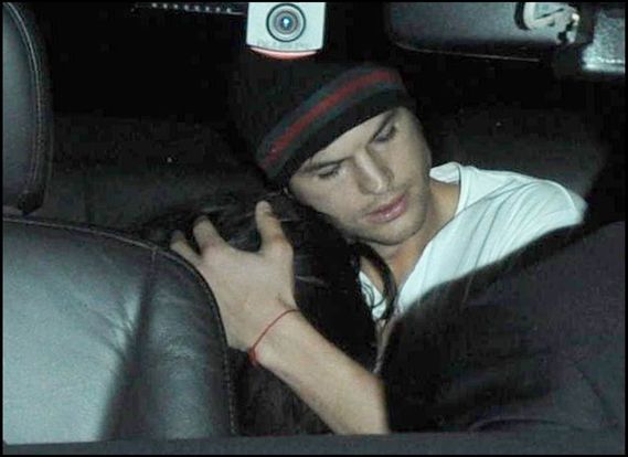 Demi Moore et Ashton Kutcher, le 9 mars 2009, à la sortie du centre de la Kabbale de Beverly Hills...