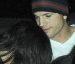 Demi Moore et Ashton Kutcher, le 9 mars 2009, à la sortie du centre de la Kabbale de Beverly Hills...