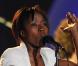 Durant sa performance aux Victoires de la Musique 2009