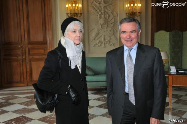 Françoise Hardy arrive au déjeuner de l'Assemblée Nationale. Elle est reçue par Bernard Accoyer. 10/03/09