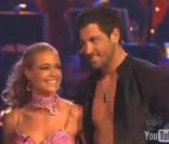 Denise Richards et son partenaire Maksim Chmerkovskiy sur l'émission de télé-réalité Dancing with the stars 
