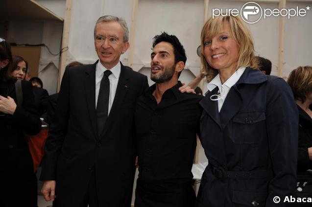 Marc Jacobs et Bernard et Helène Arnault au défilé Vuitton le 12 mars