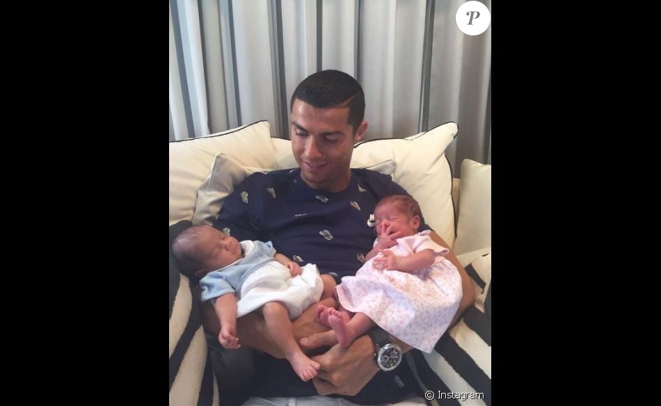 Cristiano Ronaldo pose pour la toute première fois avec ses jumeaux maeto et Eva. Photo postée sur Instagram le 29 juin 2017.