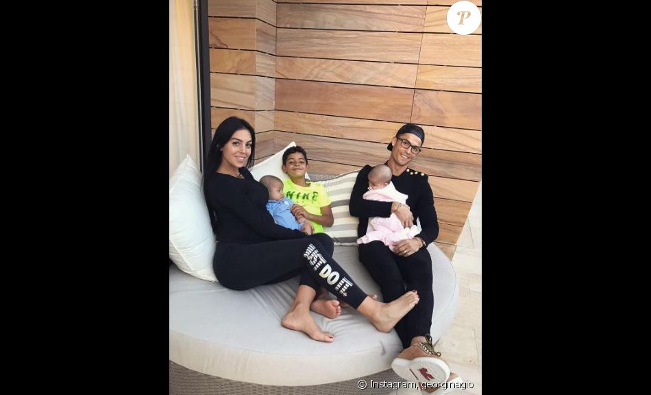 Georgina Rodriguez, enceinte, pose avec Cristiano Ronaldo, son fils aîné Cristiano Jr et ses jumeaux Eva et Mateo. Instagram, le 16 octobre 2017.