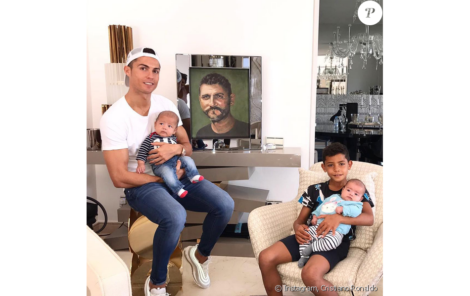 Photo de Cristiano Ronaldo et ses trois enfants, Cristiano Jr, Eva et Mateo. Septembre 2017.