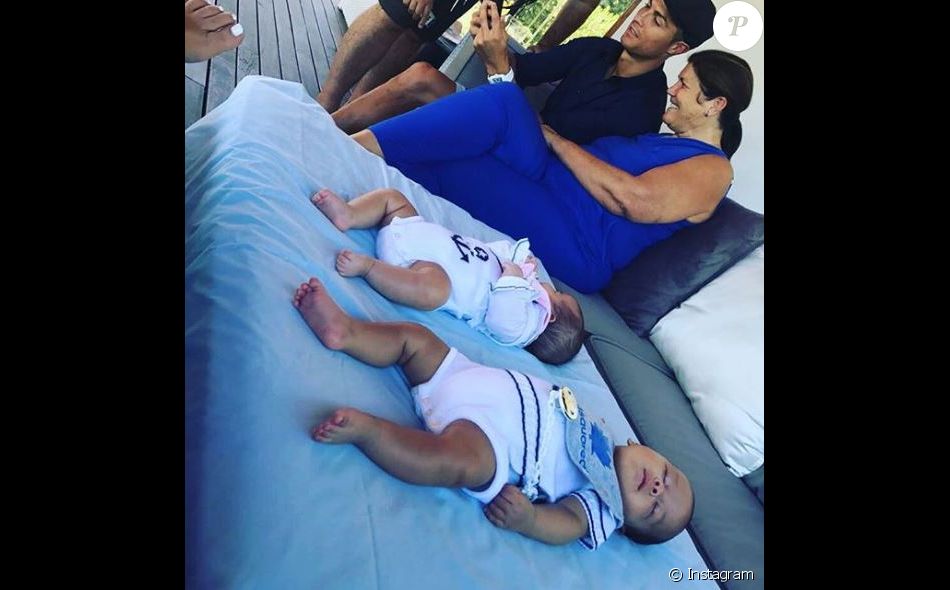 Maria Dolores dos Santos Aveiro, la maman de Cristiano Ronaldo, a partagé une photo des jumeaux Eva et Mateo sur Instagram le 10 septembre 2017.