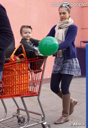Jessica Alba en famille, fait les courses avec Honor et Cash Warren, le 14 mars à Los Angeles