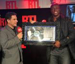 Seal reçoit son disque de diamant pour l'album  Soul , dans les locaux de la radio RTL, le 16 mars 2009.