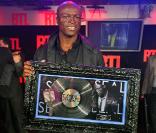 Seal reçoit son disque de diamant pour l'album  Soul , dans les locaux de la radio RTL, le 16 mars 2009.