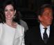 Anne Hathaway, en total look immaculé, au bras de Valentino, lors de l'avant-première du documentaire consacré au créateur italien, "Valentino : The Last Emperor", au musée d'art moderne de New York, le 17 mars 2009 !