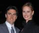 Le top Karolina Kurkova, tout de noir vêtue, avec un ami, lors de l'avant-première du documentaire consacré au créateur italien, "Valentino : The Last Emperor", au musée d'art moderne de New York, le 17 mars 2009 !