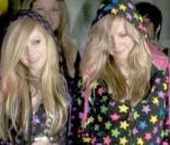Avril Lavigne dans un état un peu pompette à la sortie d'un club de Londres