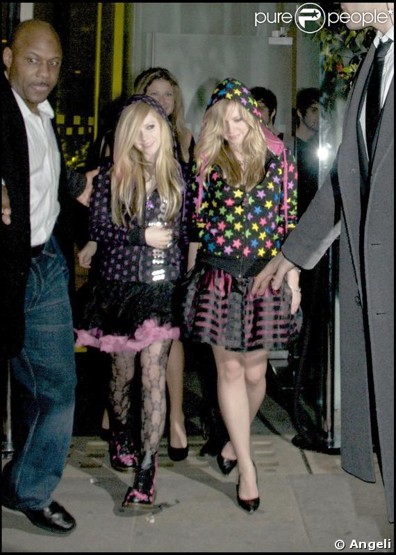Avril Lavigne dans un état un peu pompette à la sortie d'un club de Londres
