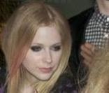 Avril Lavigne dans un état un peu pompette à la sortie d'un club de Londres