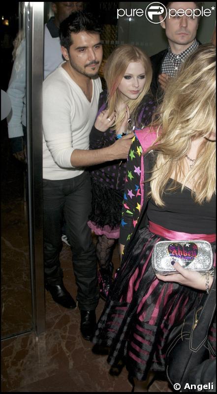 Avril Lavigne dans un état un peu pompette à la sortie d'un club de Londres