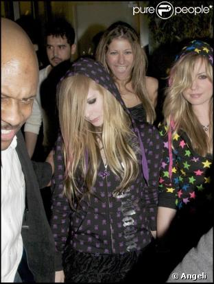 Avril Lavigne dans un état un peu pompette à la sortie d'un club de Londres