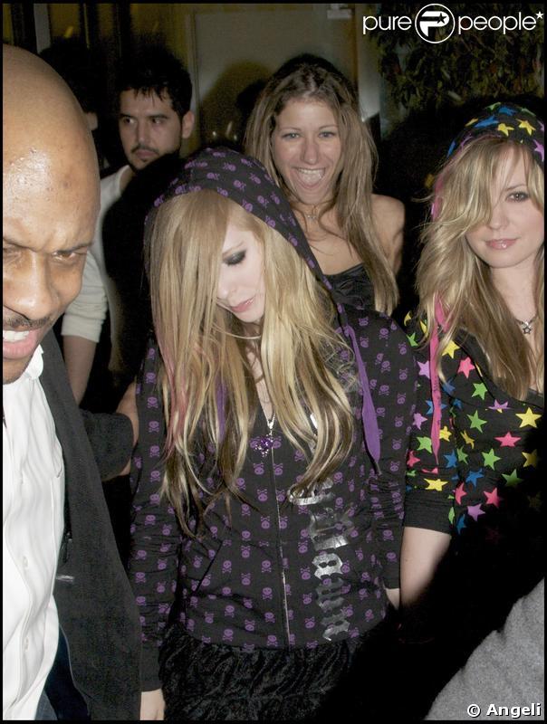 Avril Lavigne dans un état un peu pompette à la sortie d'un club de Londres