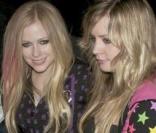 Avril Lavigne dans un état un peu pompette à la sortie d'un club de Londres