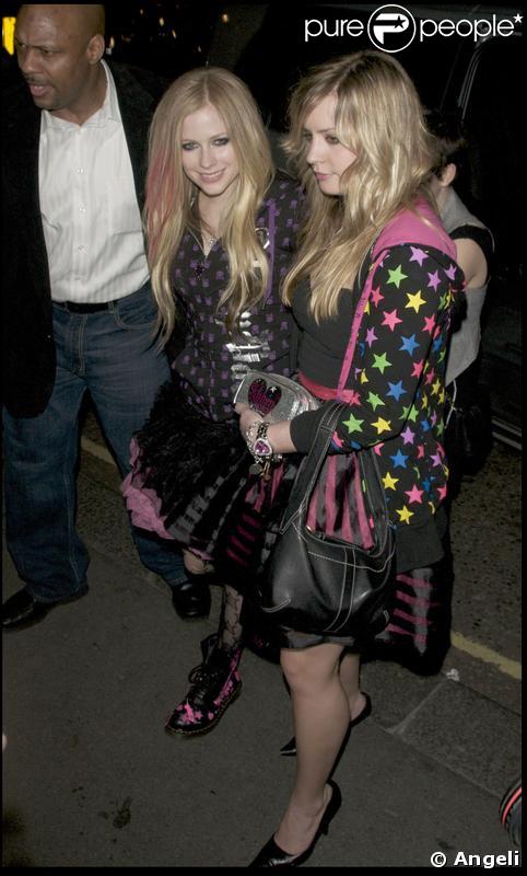 Avril Lavigne dans un état un peu pompette à la sortie d'un club de Londres