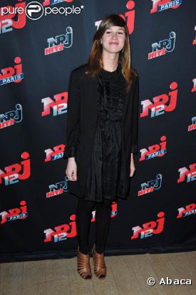 La charmante chanteuse Claire Denamur, au VIP Room Theatre, à l'occasion du quatrième anniversaire de NRJ 12, à Paris, le 18 mars 2009 !