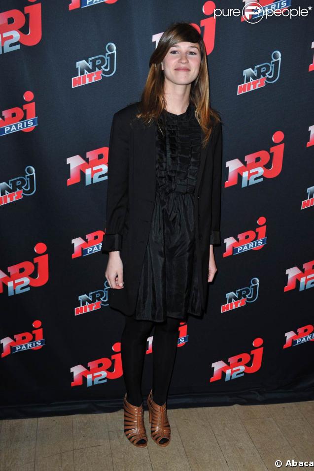 La charmante chanteuse Claire Denamur, au VIP Room Theatre, à l'occasion du quatrième anniversaire de NRJ 12, à Paris, le 18 mars 2009 !