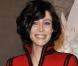 Anna Mouglalis, la chouchou de Chanel marque son penchant et s'affiche en jean large.
