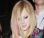 Avril Lavigne revient sur le devant de la scène en choisissant la jupe en jean comme accessoire !