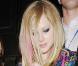 Avril Lavigne revient sur le devant de la scène en choisissant la jupe en jean comme accessoire !