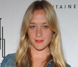 Chloé Sévigny, simple mais toujours tendance ! C\'est la veste en jean qu\'elle a choisie pour rehausser ses tenues et elle a vu juste !